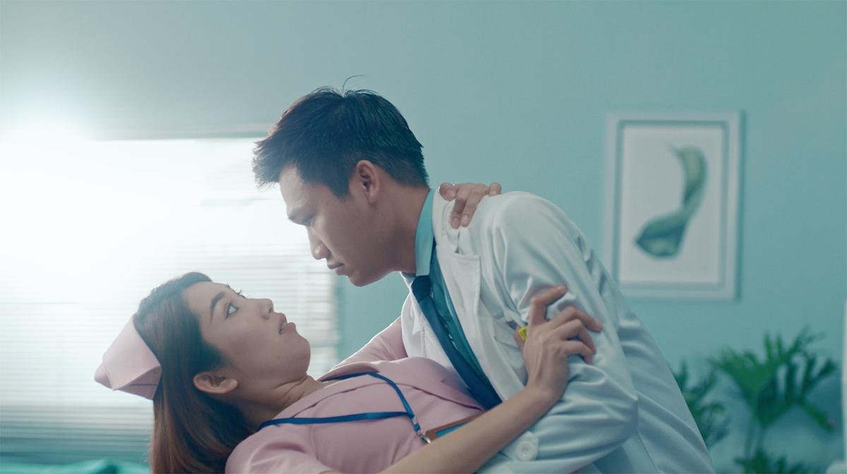 'Bệnh viện thần ái' tung trailer: Xuân Nghị liên tục thả thính Thúy Ngân trong phim cung đấu phiên bản y tá Ảnh 13