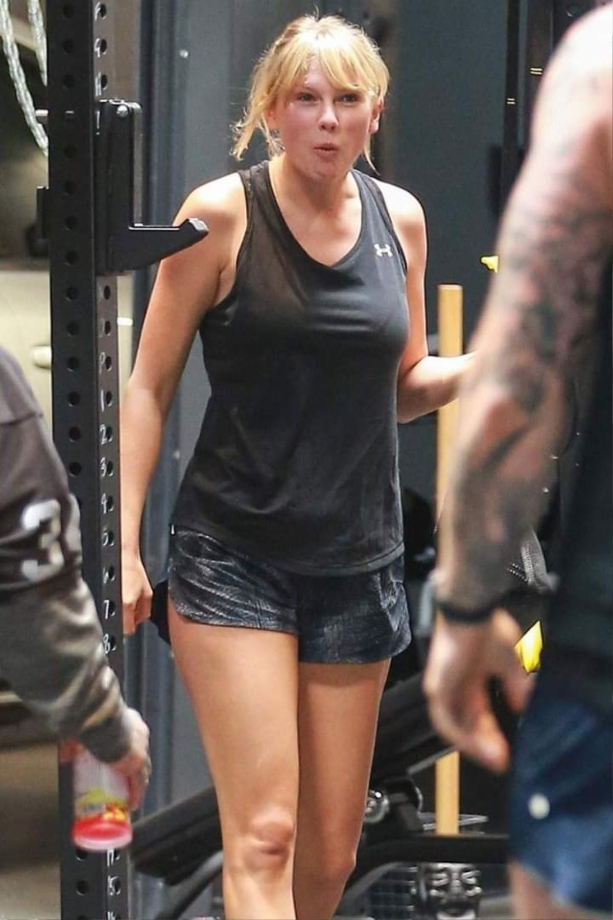 Taylor Swift gây sốc với thân hình đô to, bắp tay rững mỡ trong phòng gym Ảnh 1