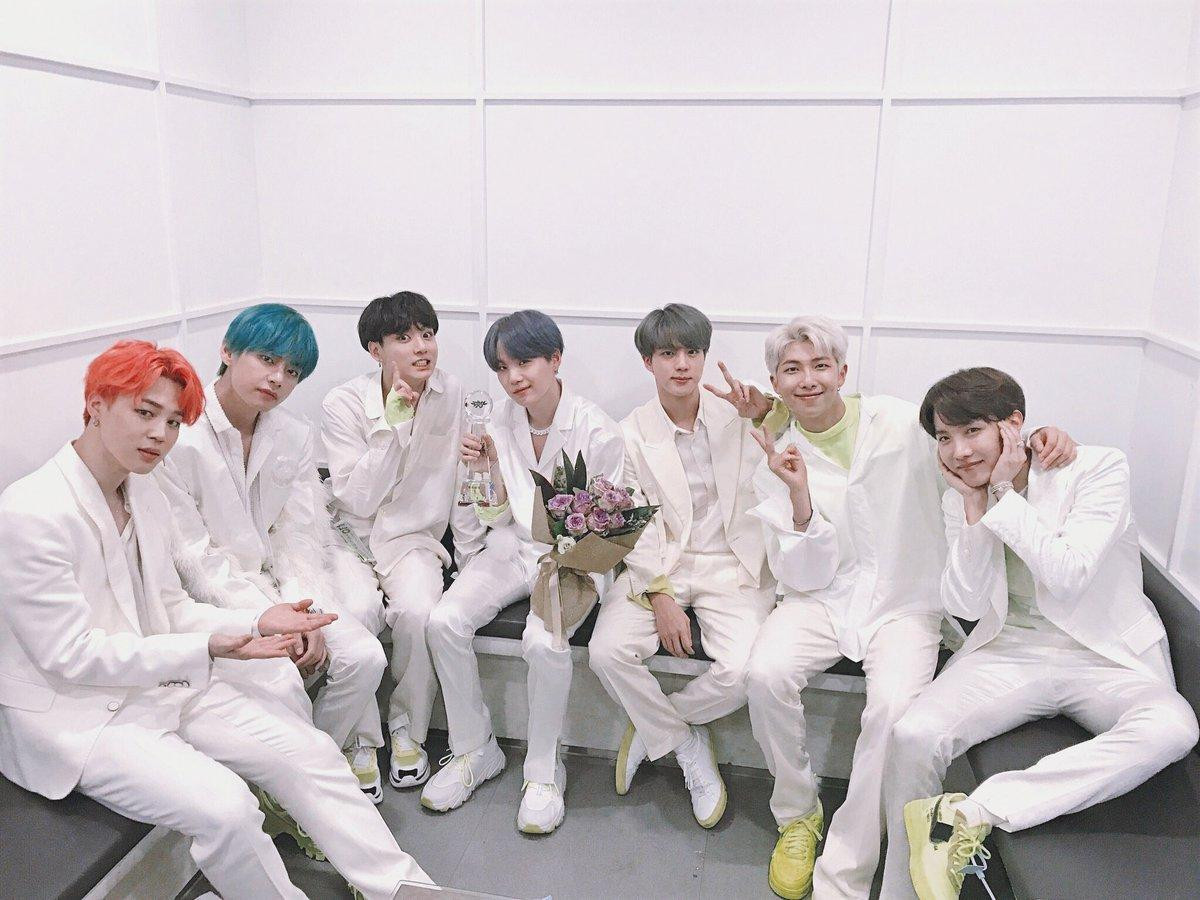 BTS thắng 6 tuần liên tiếp trên Music Core, nâng tổng số cúp của 'Boy With Luv' lên đến con số… Ảnh 2