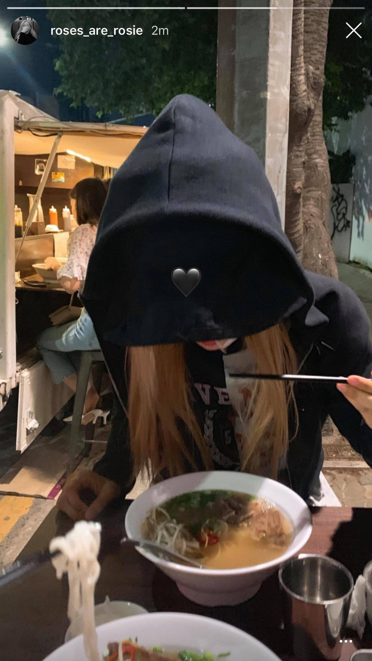 Vừa hứa sang Việt Nam, Rosé (BlackPink) khiến fan hào hứng khi đăng hình ăn phở lúc nửa đêm Ảnh 2