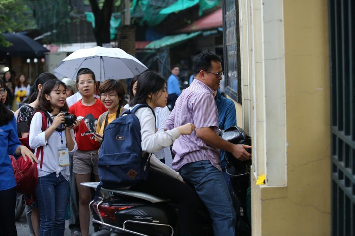 Thi vào lớp 10 ở Hà Nội: Thí sinh chạy hớt hải vì tới muộn, cha mẹ nóng lòng đợi con ngoài trường thi Ảnh 4