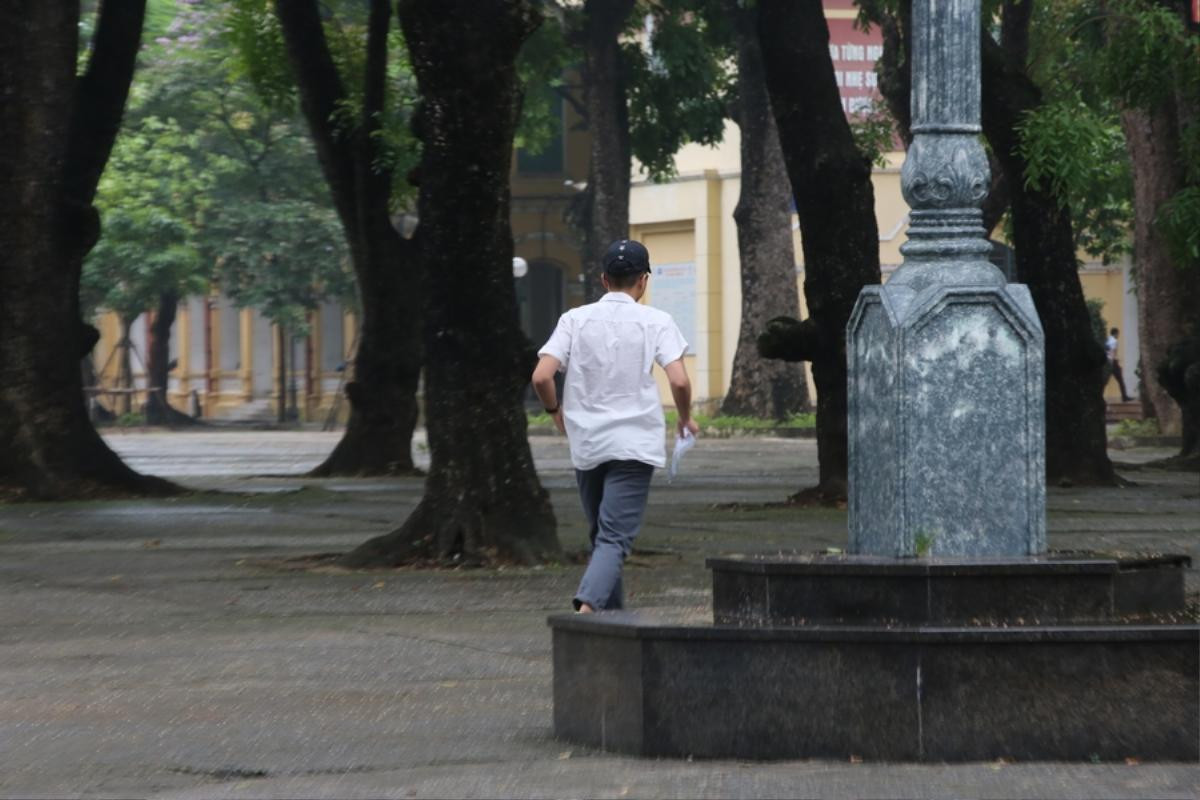 Thi vào lớp 10 ở Hà Nội: Thí sinh chạy hớt hải vì tới muộn, cha mẹ nóng lòng đợi con ngoài trường thi Ảnh 2