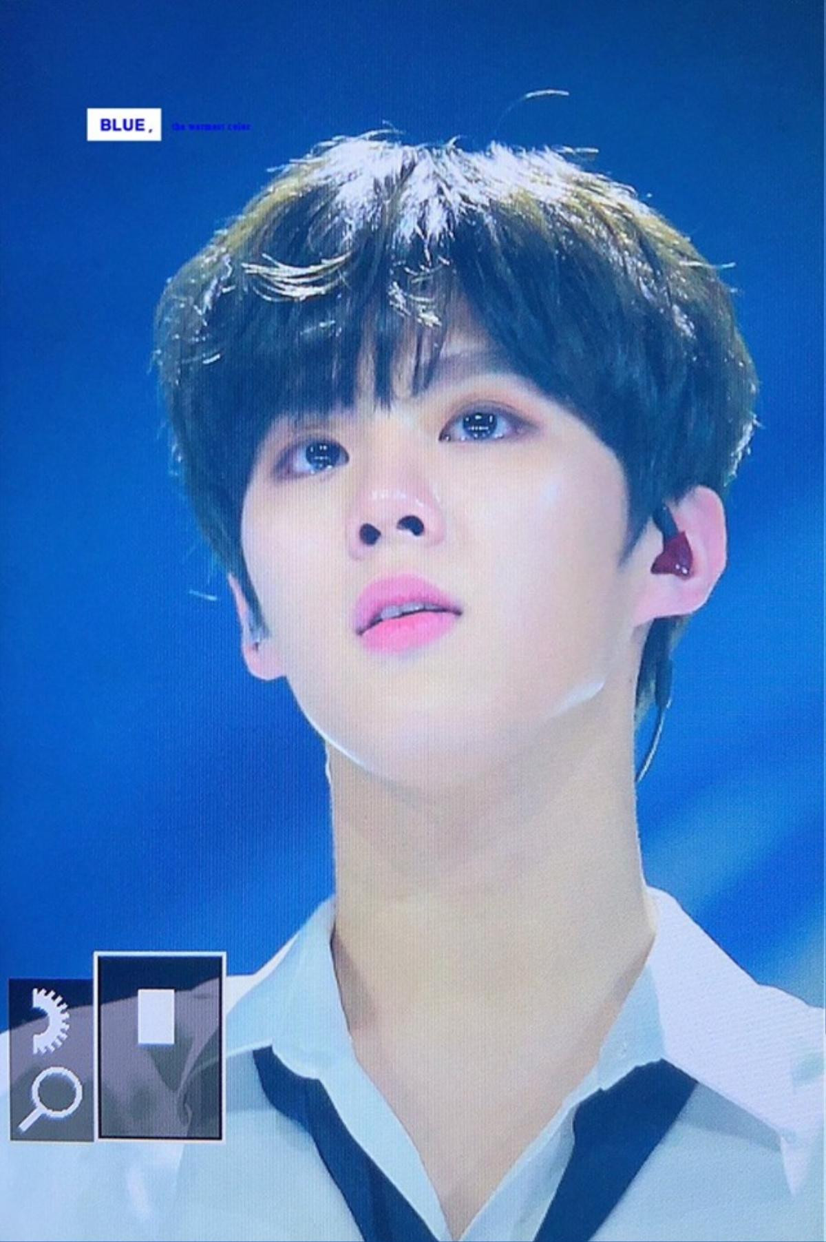 Kim Wooseok dường như vô cùng xúc động với sân khấu "To My Youth".