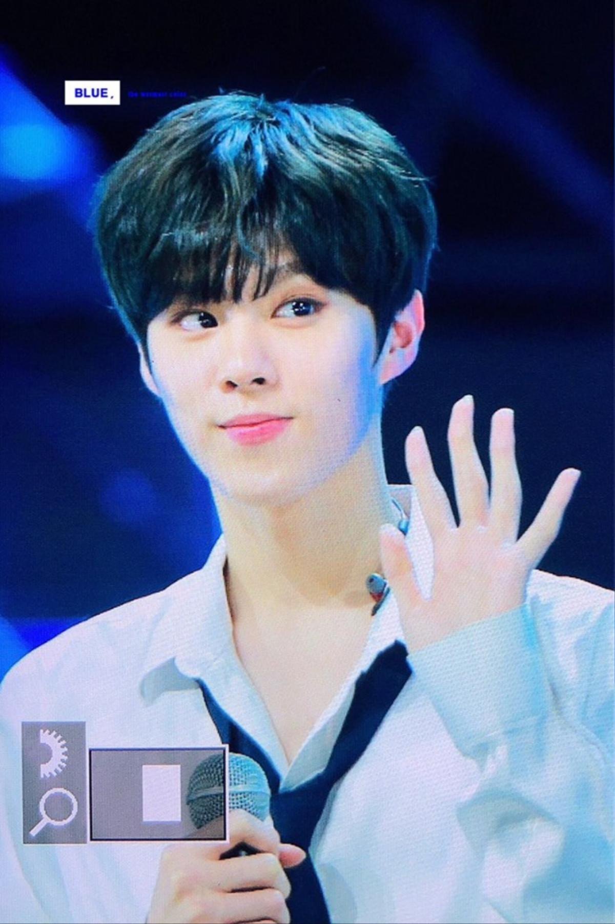 Wooseok còn thân thiện giao lưu cùng khán giả của PRODUCE X 101.