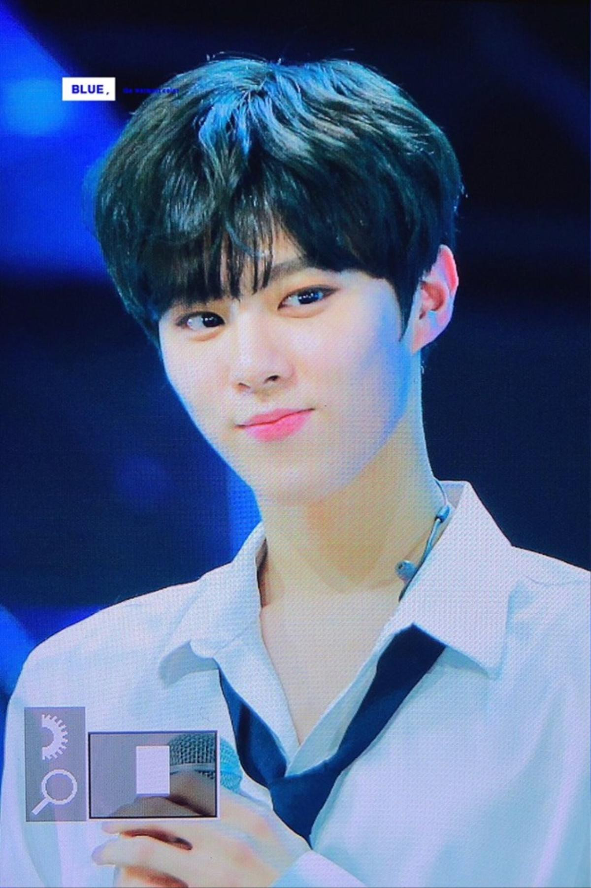 Nụ cười "đốn tim" fan-girl của Kim Wooseok.