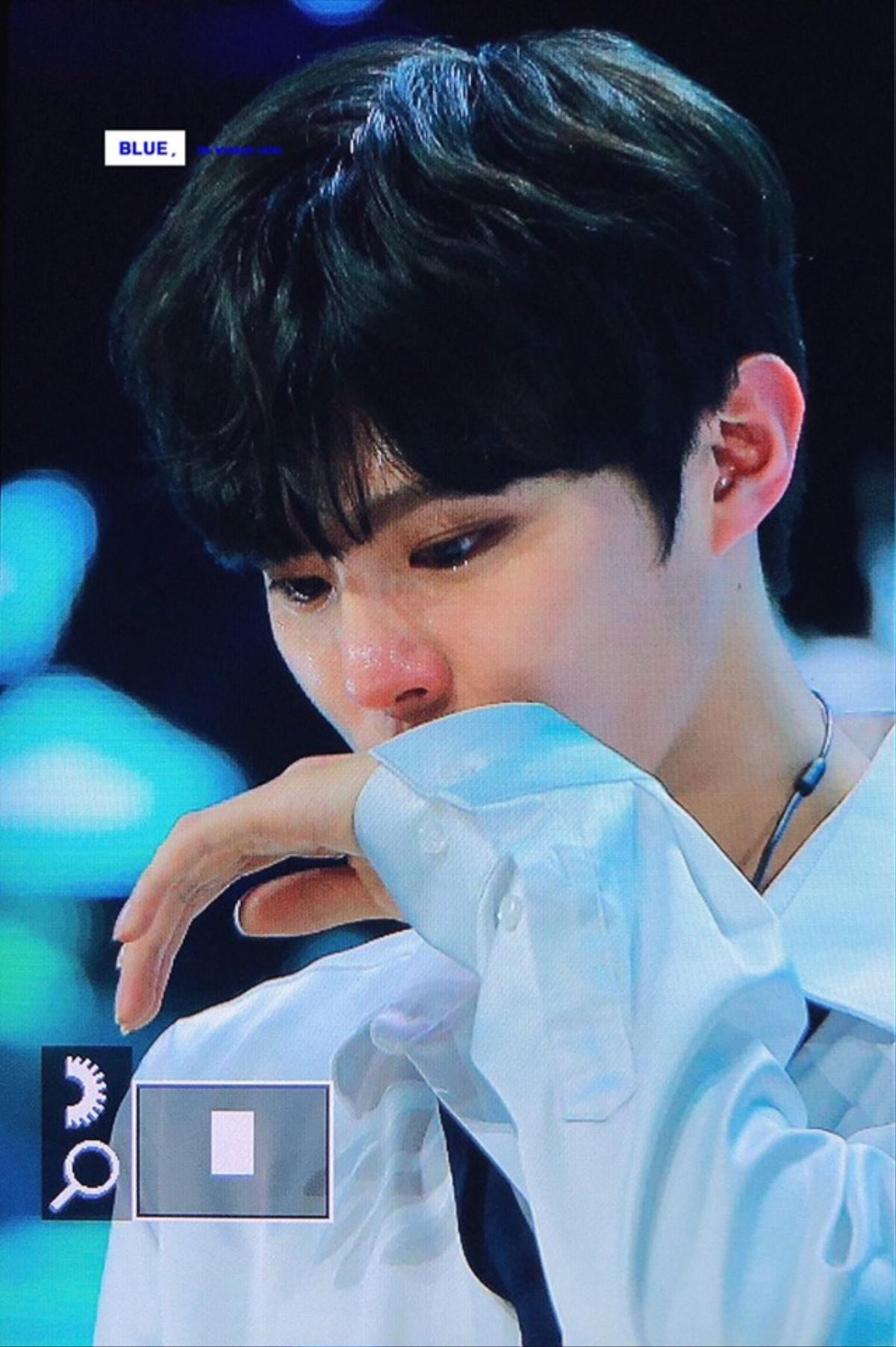 Wooseok đã bật khóc sau khi hoàn thành màn trình diễn của mình.