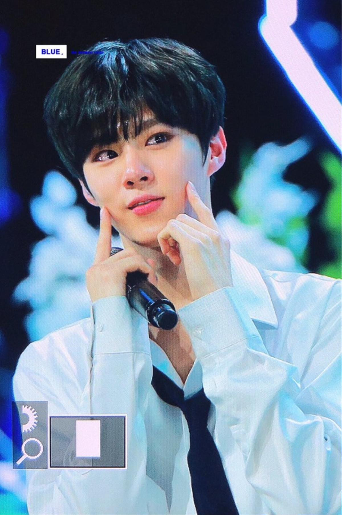 Ngay sau đó, Wooseok đã kịp "làm duyên" cùng fan.