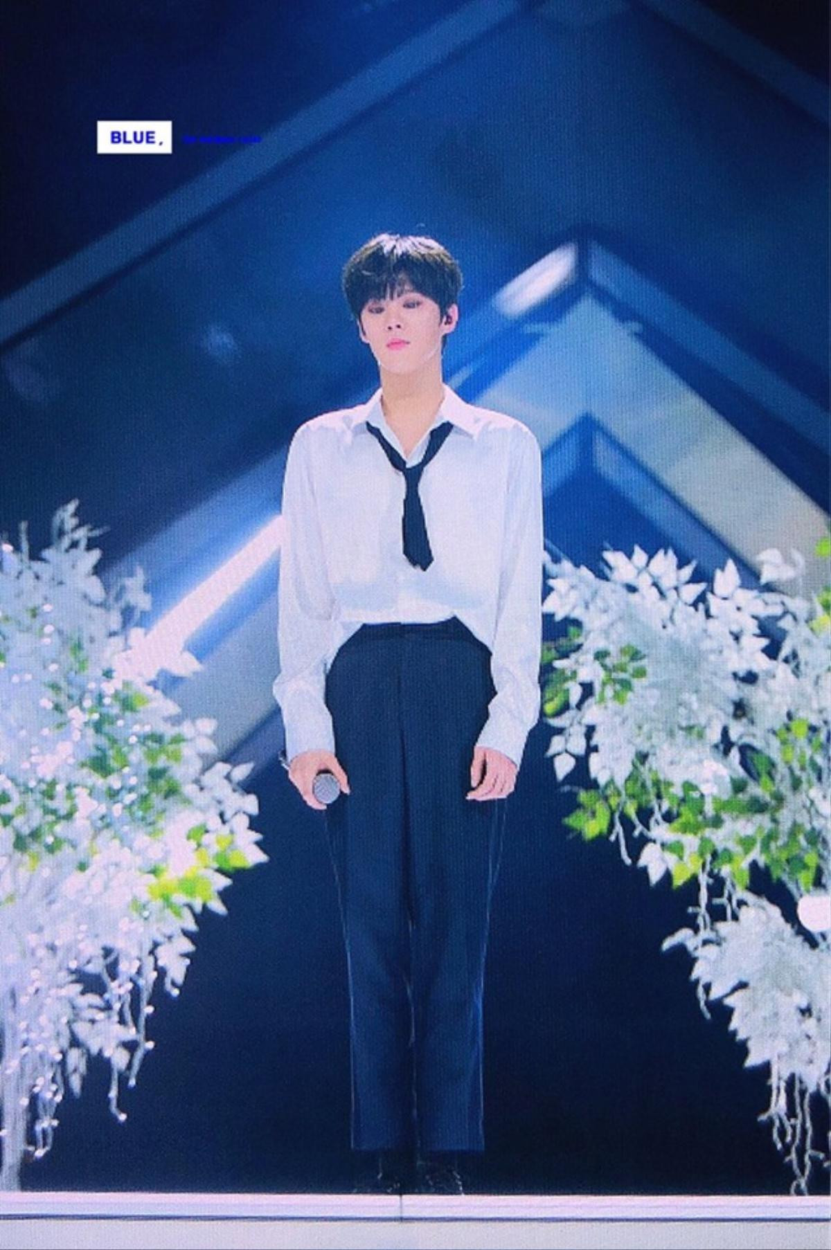 Kim Wooseok xuất hiện đầy hào nhoáng tại vòng "Position Evaluation".