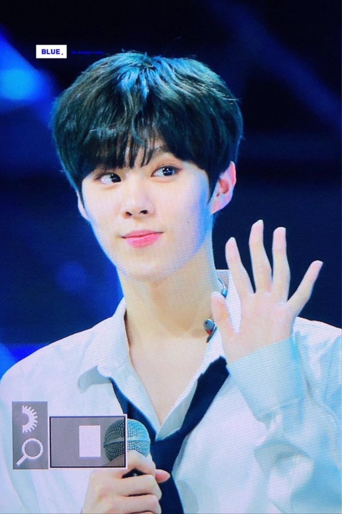 Kim Wooseok rạng ngời trên sân khấu PRODUCE X 101.