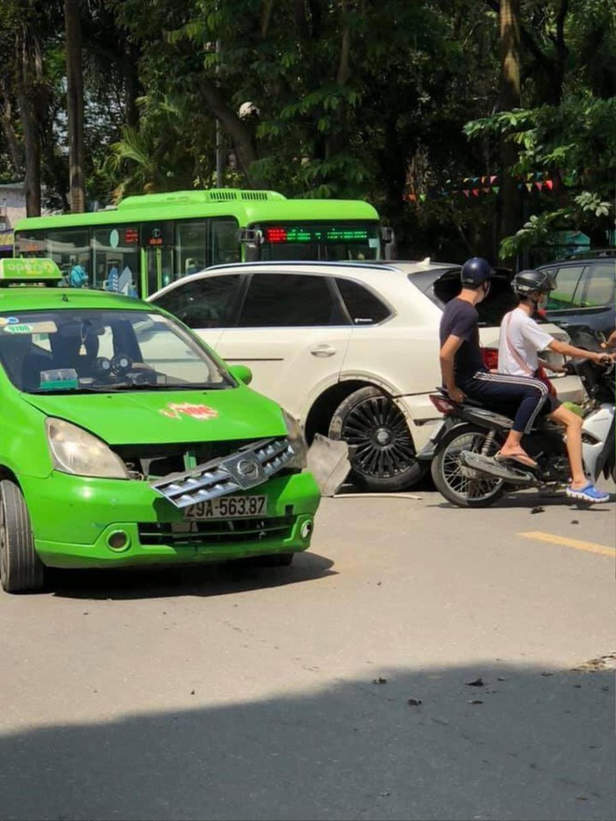 Xuất hiện clip chỉ ra lỗi sai vụ siêu xe Bentley Bentayga va chạm với taxi tại Hà Nội Ảnh 2