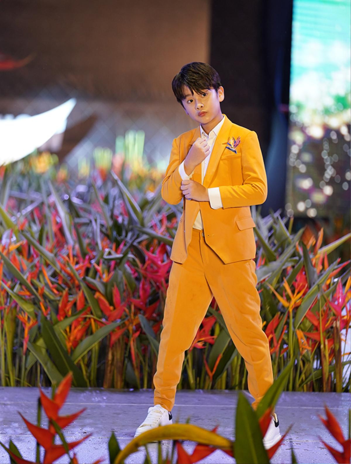 Mẫu nhí trưng trổ trình catwalk chuyên nghiệp trên sàn diễn thời trang Ảnh 4