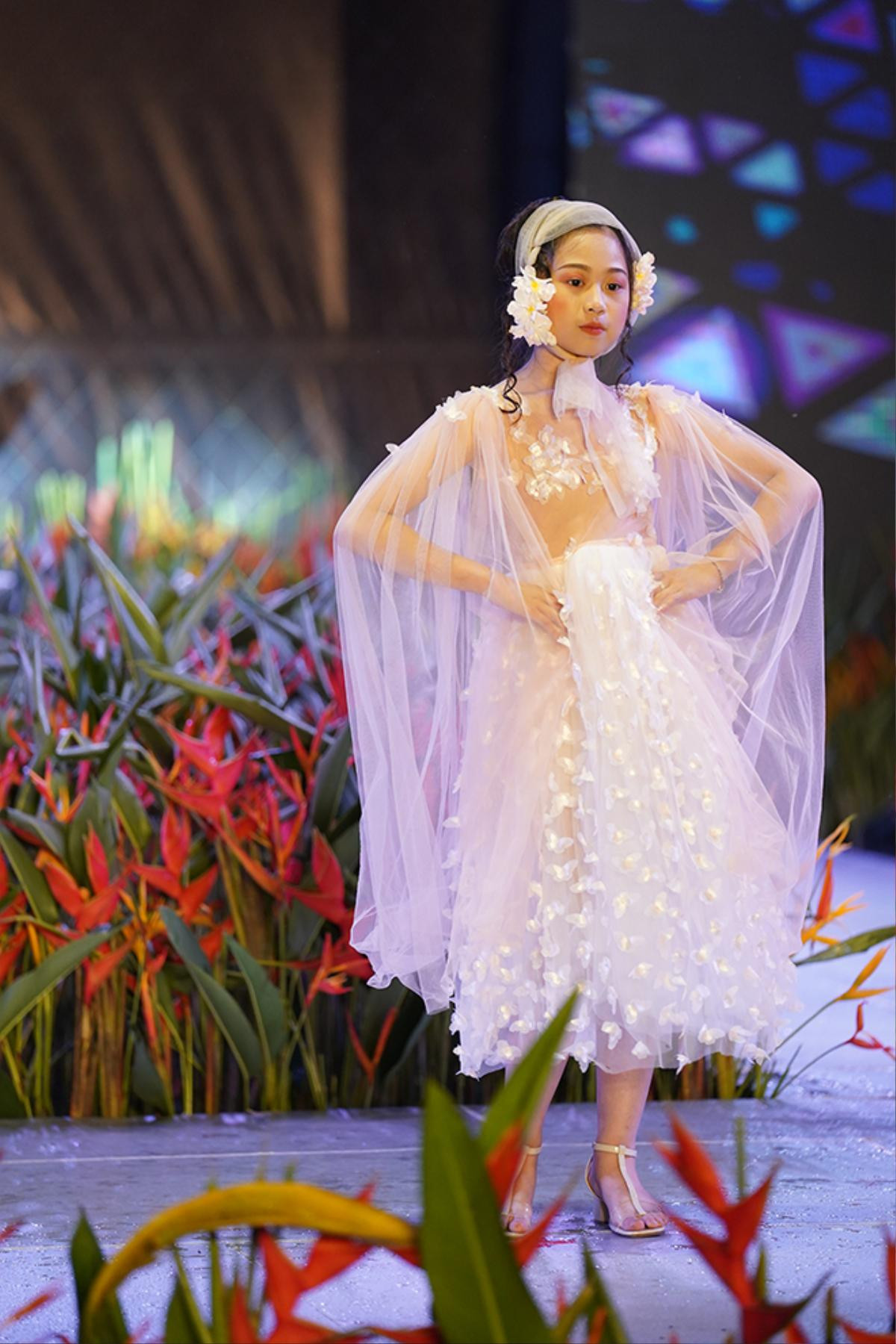 Mẫu nhí trưng trổ trình catwalk chuyên nghiệp trên sàn diễn thời trang Ảnh 7