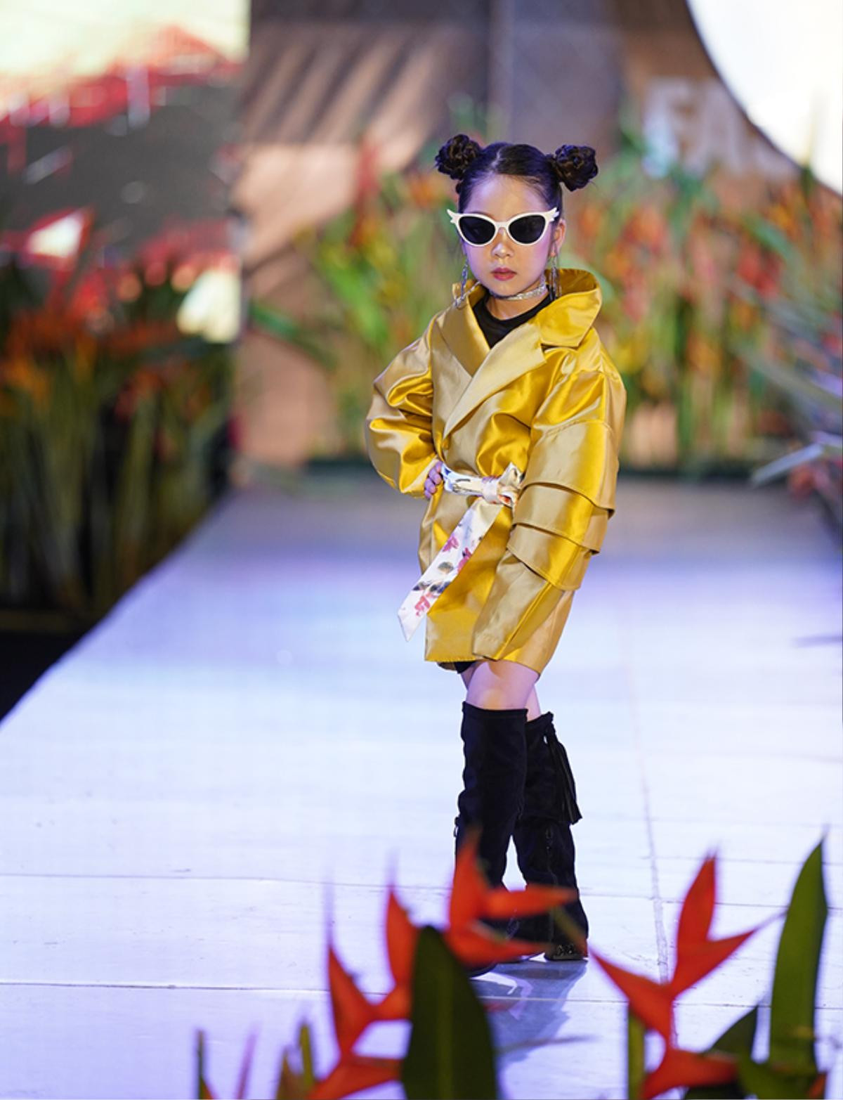 Mẫu nhí trưng trổ trình catwalk chuyên nghiệp trên sàn diễn thời trang Ảnh 12