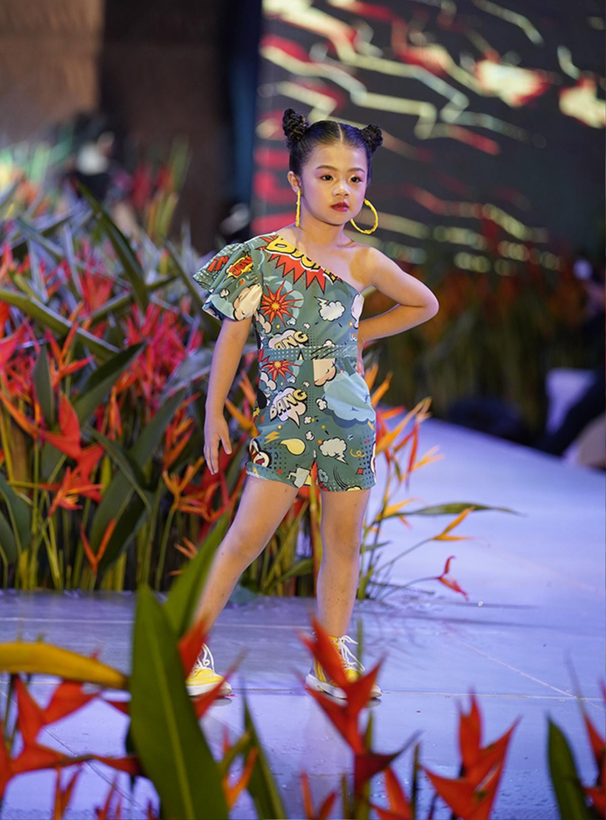 Mẫu nhí trưng trổ trình catwalk chuyên nghiệp trên sàn diễn thời trang Ảnh 26