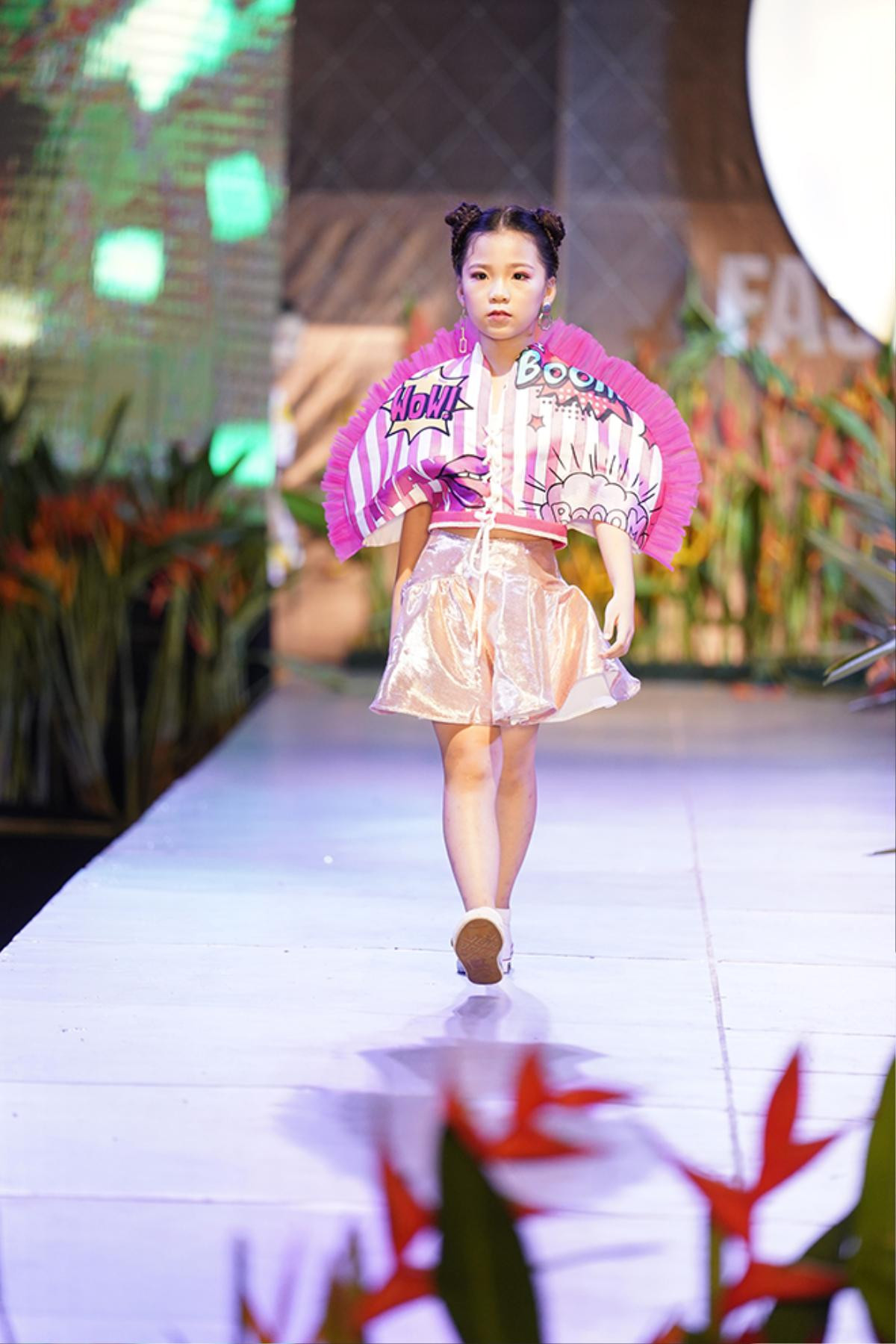 Mẫu nhí trưng trổ trình catwalk chuyên nghiệp trên sàn diễn thời trang Ảnh 35