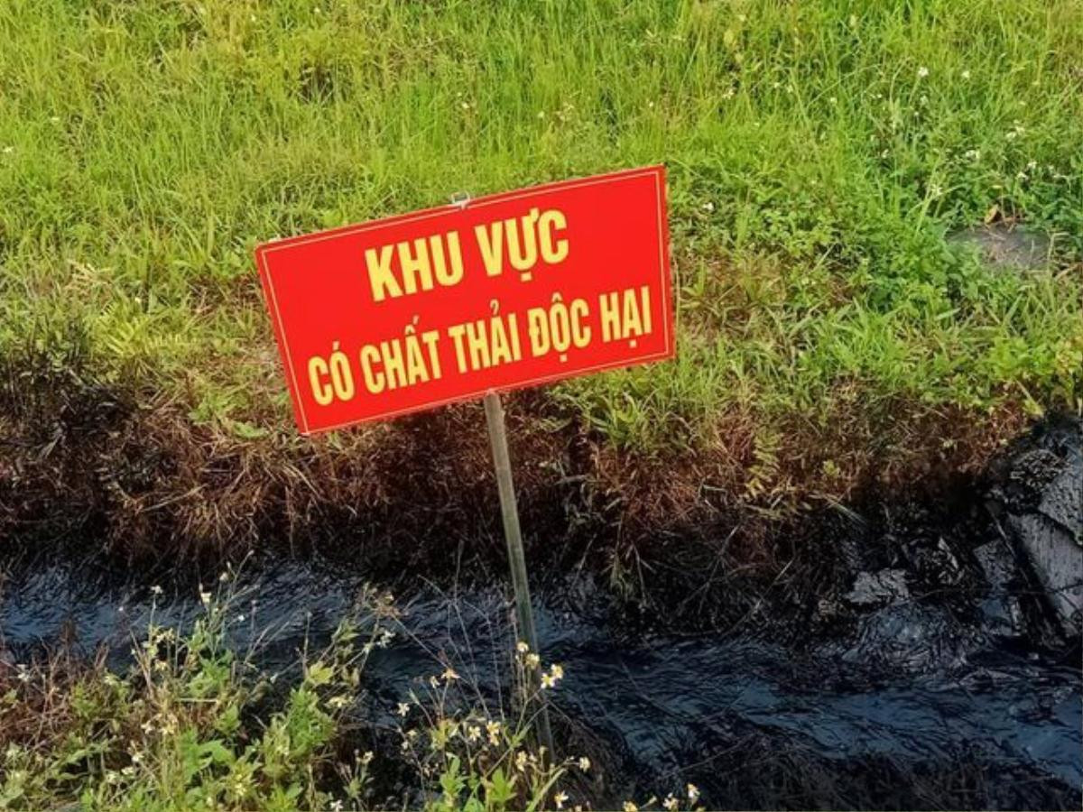 Xác định đối tượng đổ trộm chất thải độc ra mương nước khiến một phụ nữ bị bỏng nặng Ảnh 3