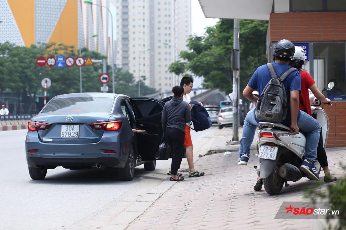 Cận cảnh dàn xế hộp đắt tiền đưa các thí sinh Hà Nội tới điểm thi vào lớp 10 trường chuyên Ảnh 1