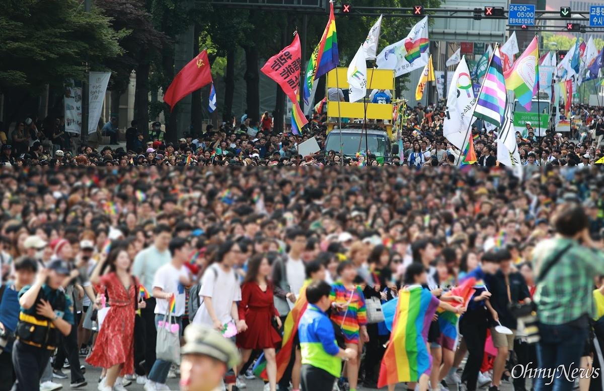 Sao Hàn làm fan ngạc nhiên khi bất ngờ xuất hiện tại Lễ hội LGBT Ảnh 2