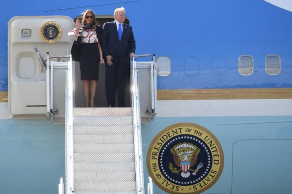 Ngôn ngữ cơ thể vợ chồng Tổng thống Trump sau khi đáp Air Force One tới Anh cho thấy điều gì? Ảnh 1