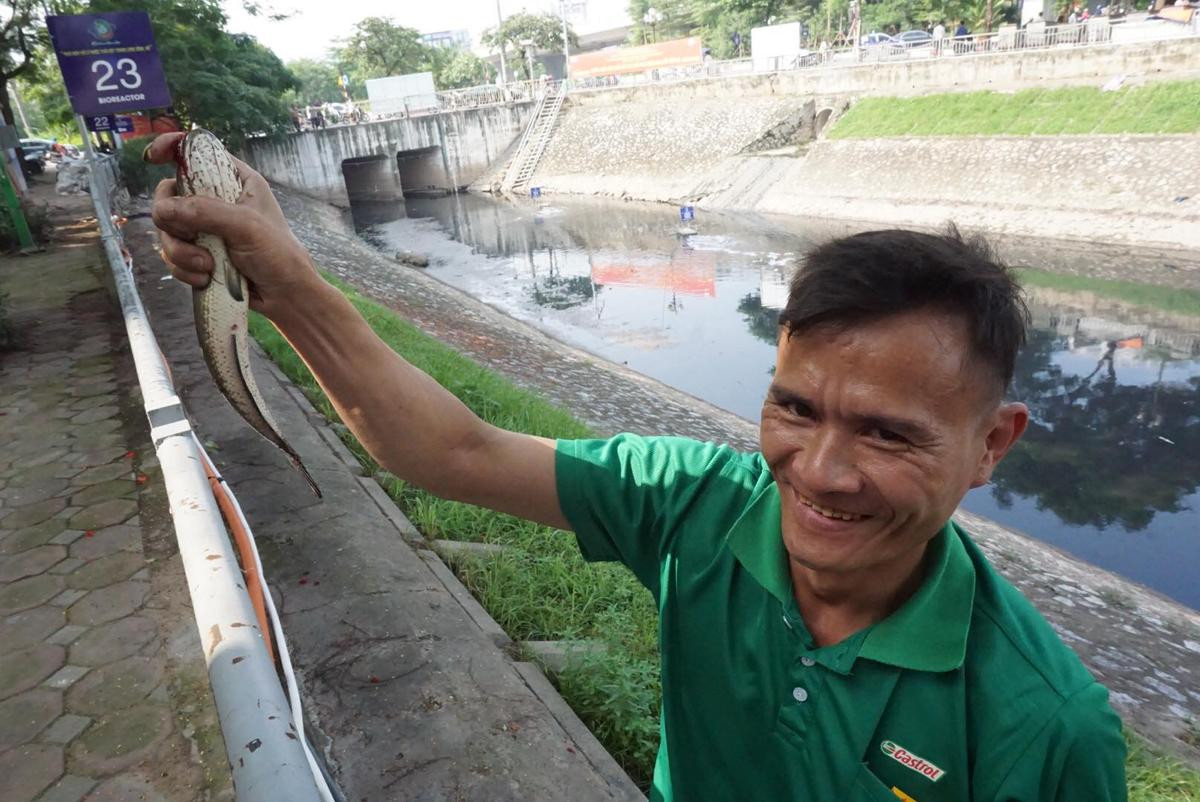 Dân Hà Nội thư thái câu cá, mắc võng trải đệm nghỉ ngơi sau khi sông Tô Lịch được làm sạch bằng công nghệ Nhật Ảnh 8