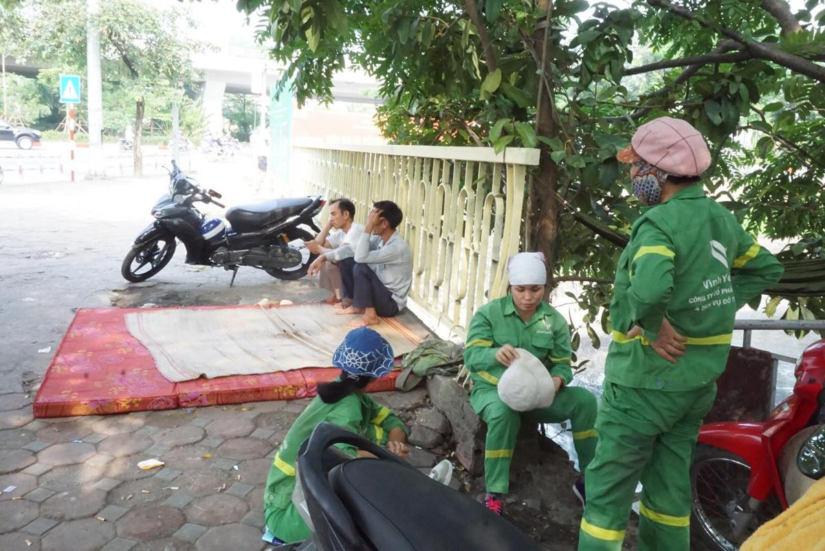 Dân Hà Nội thư thái câu cá, mắc võng trải đệm nghỉ ngơi sau khi sông Tô Lịch được làm sạch bằng công nghệ Nhật Ảnh 10