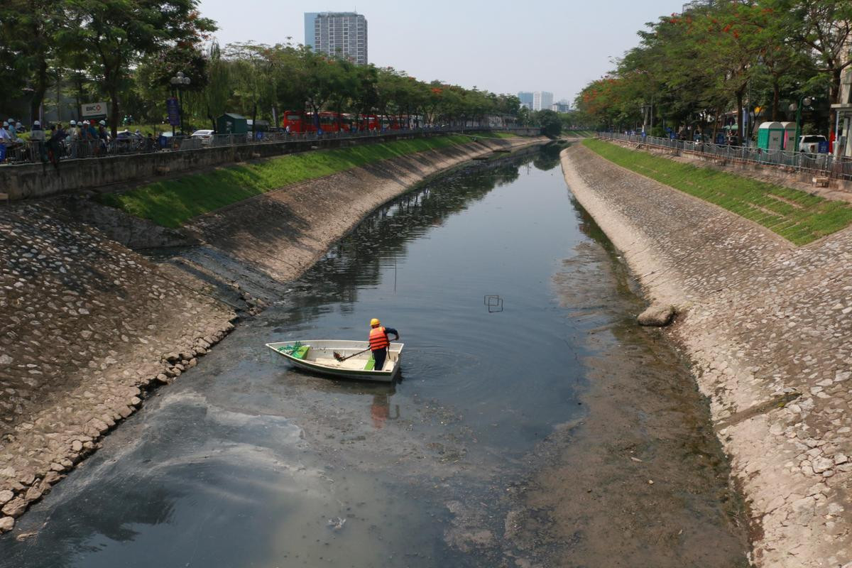 Dân Hà Nội thư thái câu cá, mắc võng trải đệm nghỉ ngơi sau khi sông Tô Lịch được làm sạch bằng công nghệ Nhật Ảnh 3