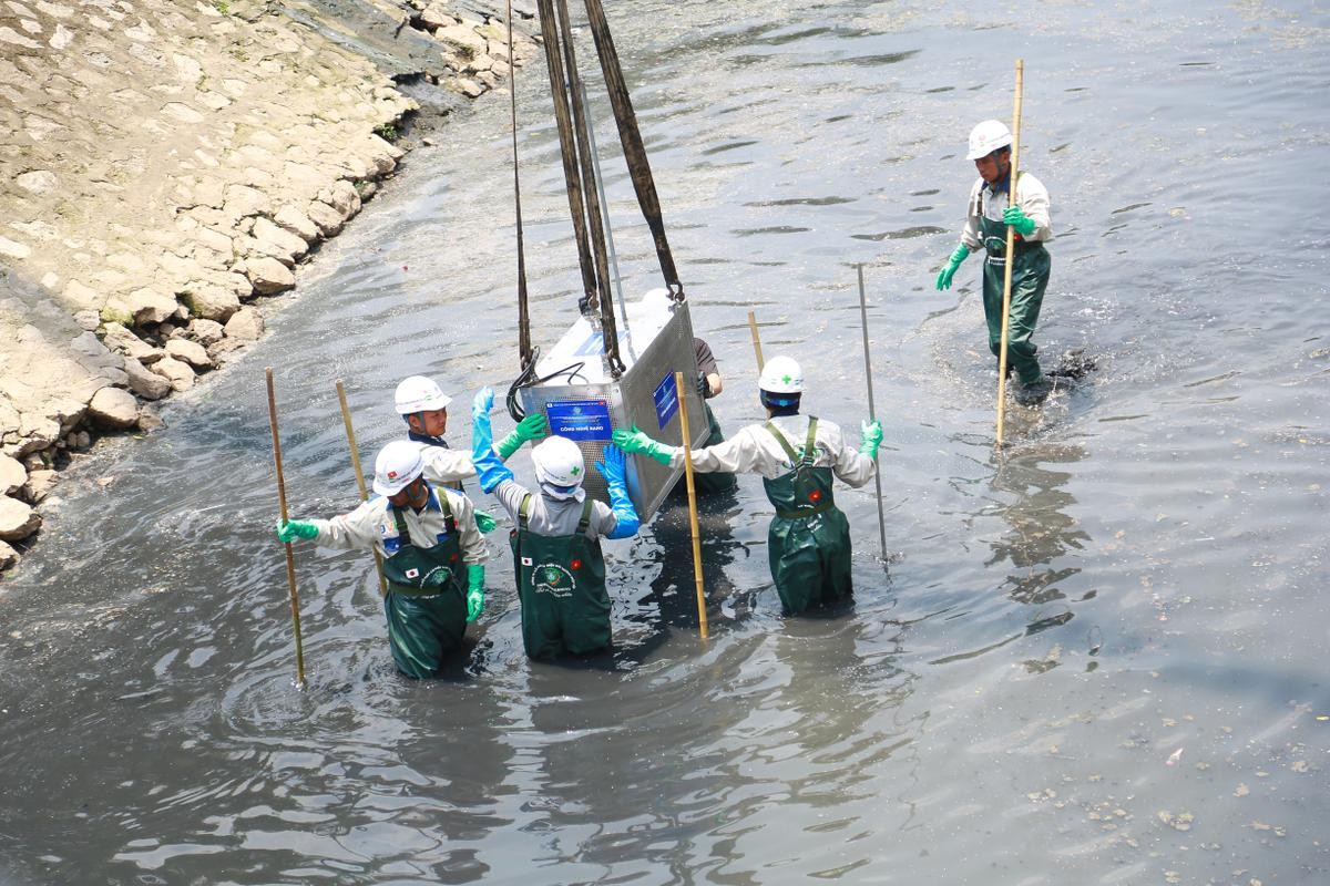 Dân Hà Nội thư thái câu cá, mắc võng trải đệm nghỉ ngơi sau khi sông Tô Lịch được làm sạch bằng công nghệ Nhật Ảnh 1