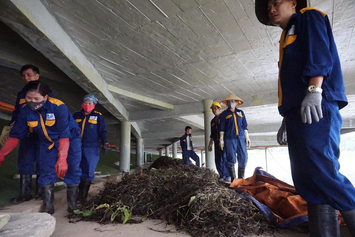 Công nhân thu dọn lòng hồ ô nhiễm như 'bãi đầm hoang' ở công viên gần 300 tỷ Hà Nội Ảnh 13