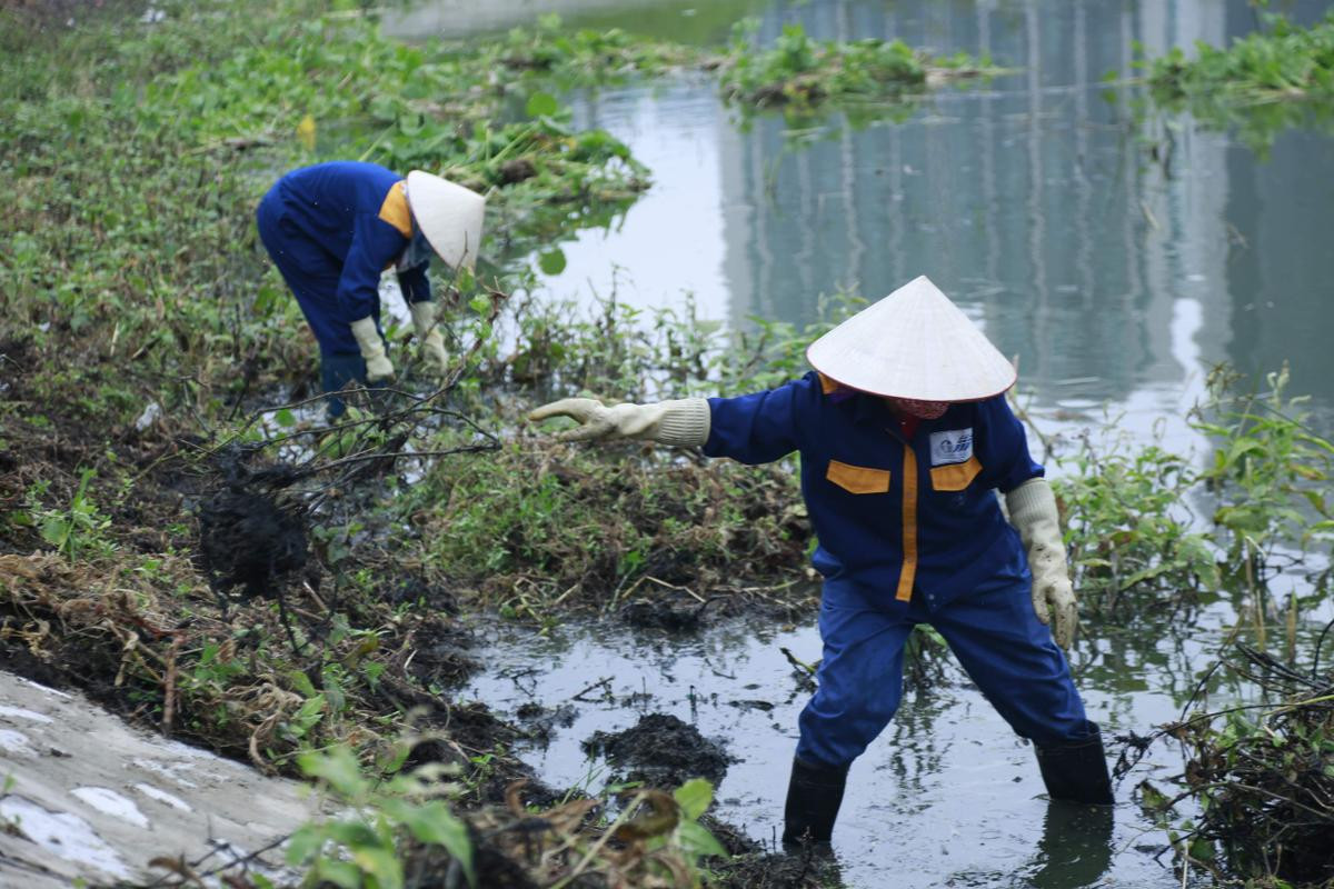 Công nhân thu dọn lòng hồ ô nhiễm như 'bãi đầm hoang' ở công viên gần 300 tỷ Hà Nội Ảnh 4