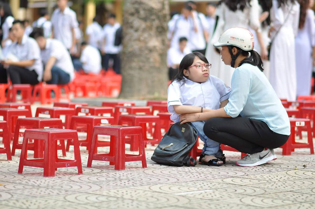 Người mẹ nghèo 21 năm làm đôi chân cho con và buổi bế giảng cuối cùng đầy xúc động của cô bé xương thuỷ tinh Ảnh 3