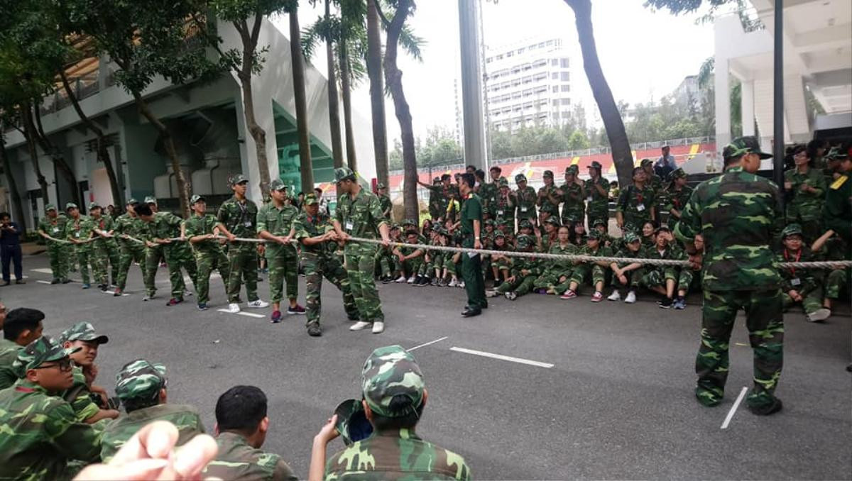 Có ai ngờ thầy giáo quân sự cũng ngọt ngào, vui tính thế này trong bộ ảnh ‘Những người thầy của chúng ta’ của sinh viên Tôn Đức Thắng Ảnh 5