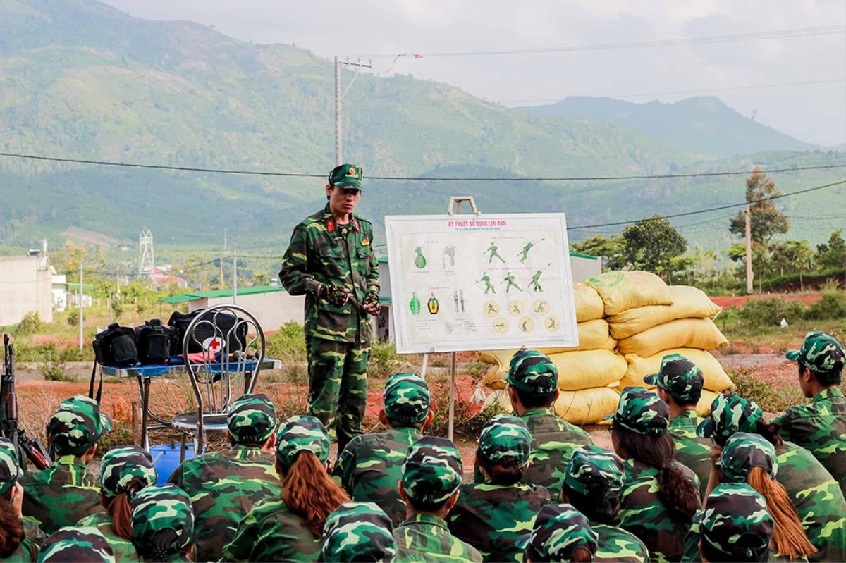 Có ai ngờ thầy giáo quân sự cũng ngọt ngào, vui tính thế này trong bộ ảnh ‘Những người thầy của chúng ta’ của sinh viên Tôn Đức Thắng Ảnh 13