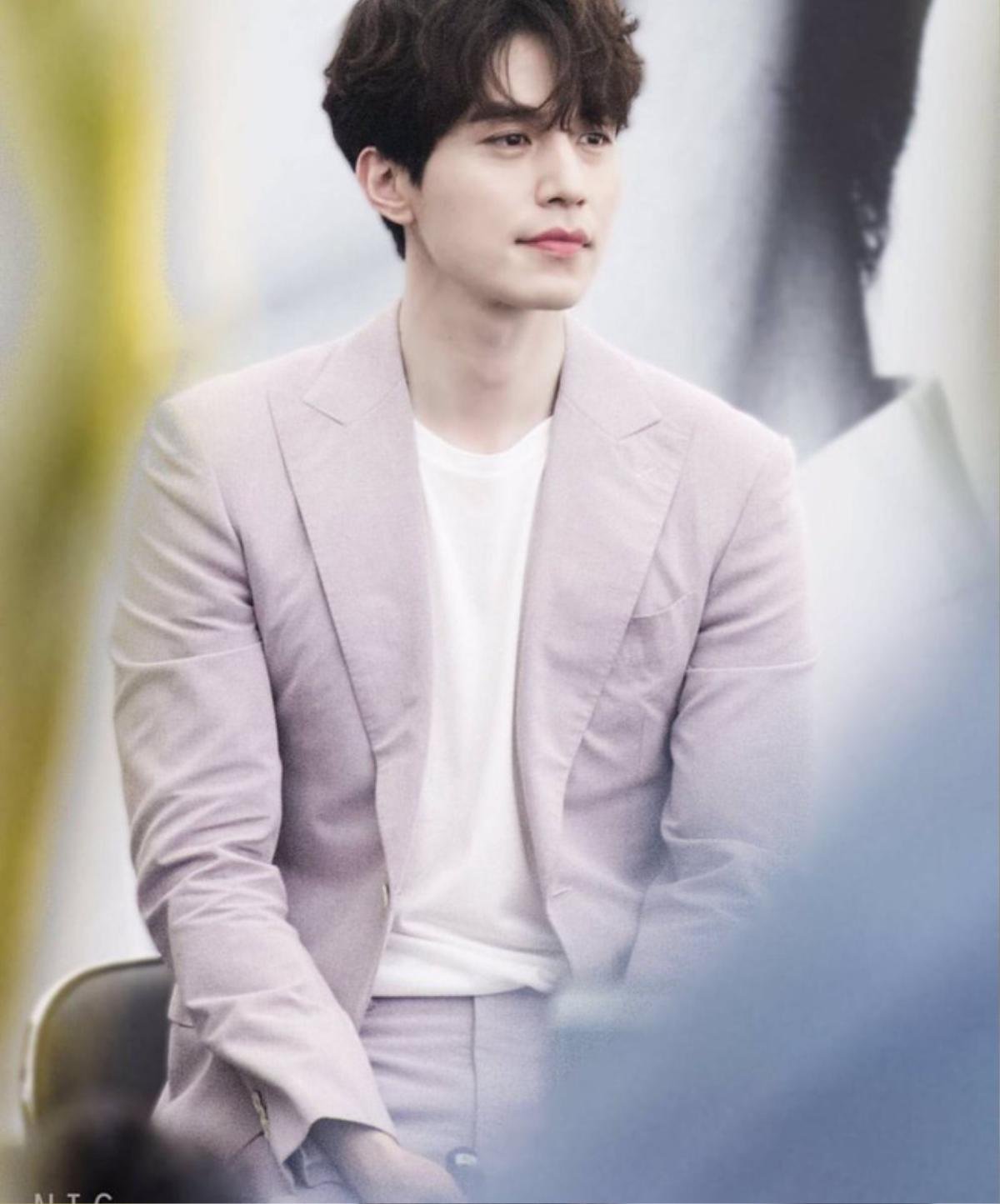 Đây là phản ứng của MC Lee Dong Wook trước cảnh hai thực tập sinh Produce X 101 bật khóc như mưa trên sân khấu Ảnh 9