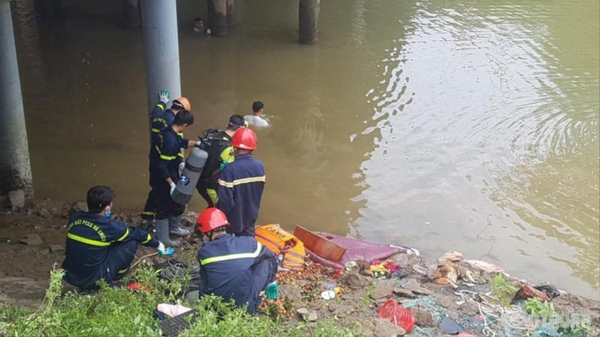 Tài xế buồn ngủ lao thẳng xe khách xuống sông khiến 2 người tử vong, 8 người bị thương Ảnh 2