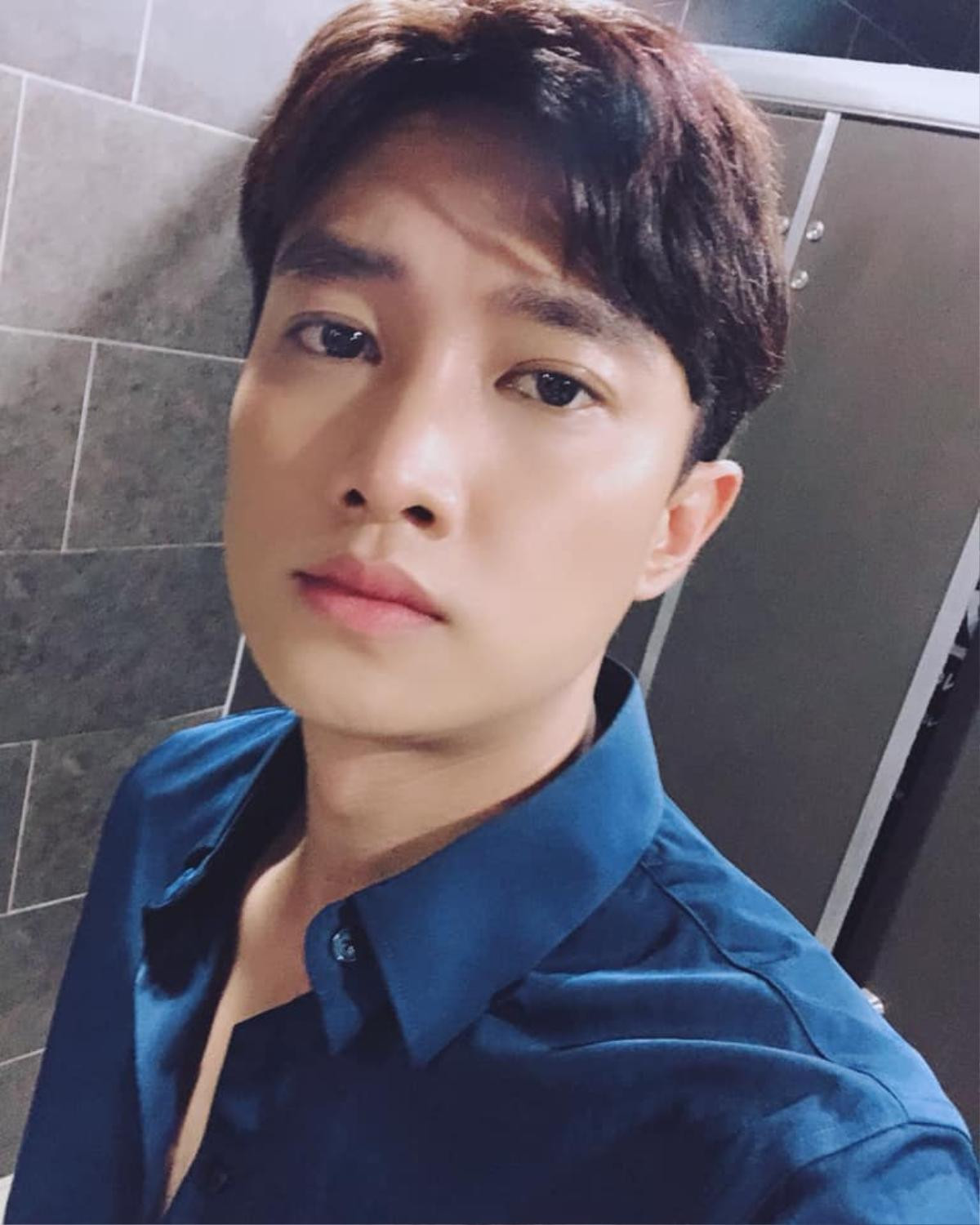 Nhọ như Quốc Trường, vừa bị Bảo Thanh 'tố giác' selfie trong toilet vừa bị các fan soi ra điểm bất thường này Ảnh 4