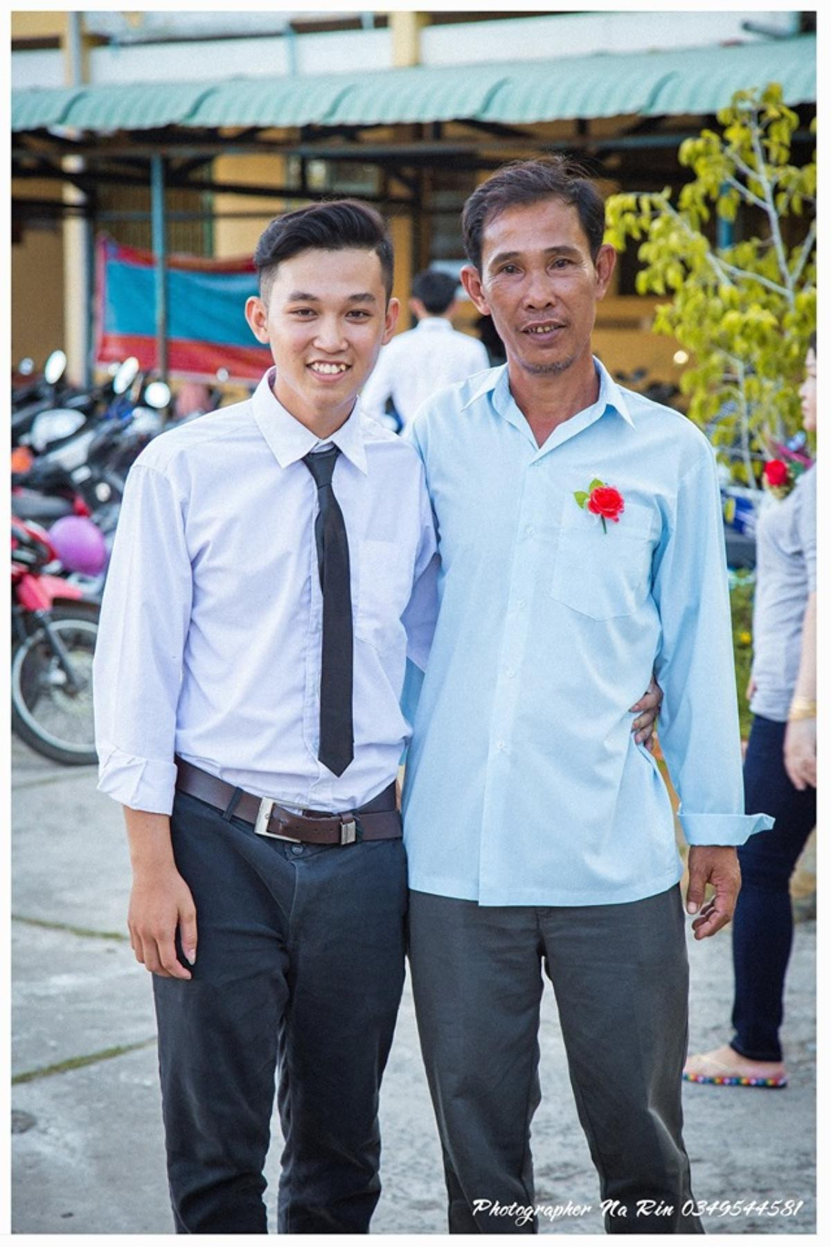 'Cha! Lên con cõng cha nhé' và hình ảnh đẹp nhất trong buổi lễ tri ân cuối năm học gây xúc động Ảnh 2