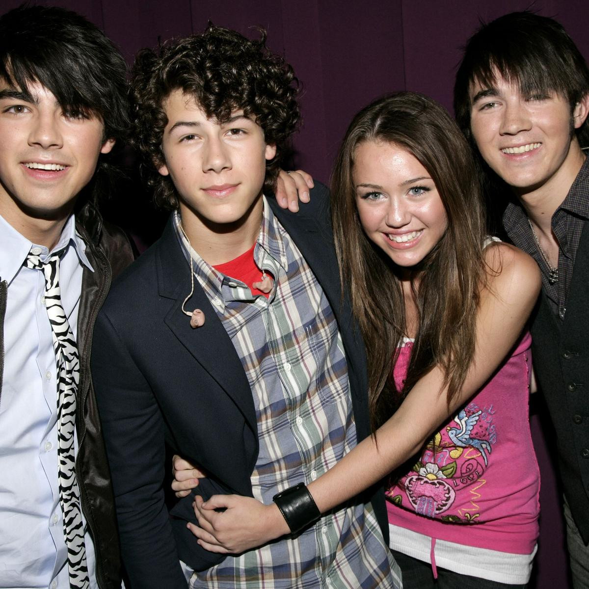 Lovebug là ca khúc được Nick Jonas sáng tác riêng cho Miley Cyrus khi cả 2 còn yêu nhau Ảnh 4