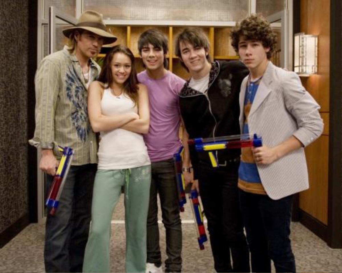 Lovebug là ca khúc được Nick Jonas sáng tác riêng cho Miley Cyrus khi cả 2 còn yêu nhau Ảnh 2