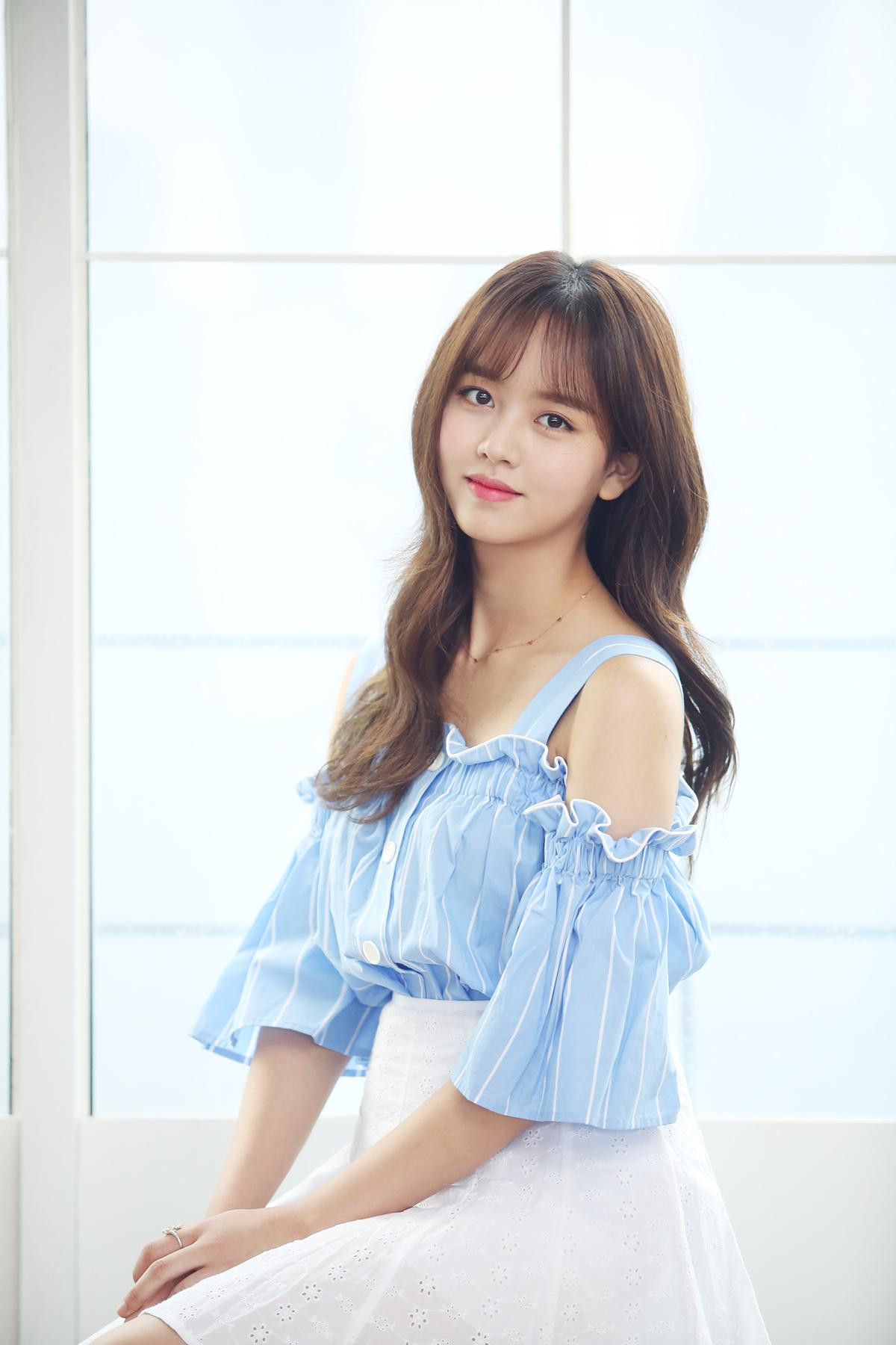 Tạm biệt tóc dài thân thương 10 năm, Kim So Hyun chính thức ‘xuống tóc’ chào hè Ảnh 4