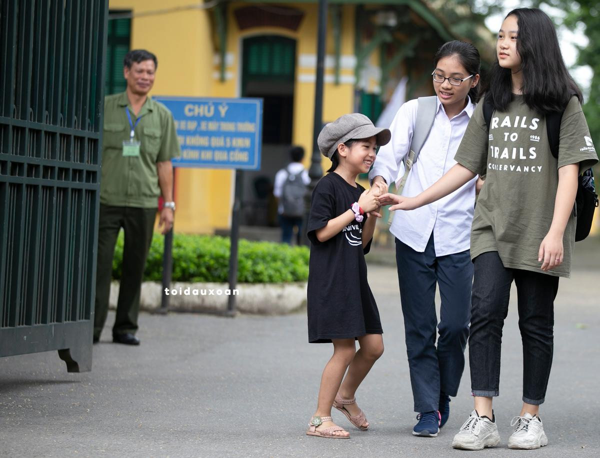 Rung rinh với hình ảnh bé gái nhảy cẫng lên vui mừng rồi chạy đến nắm tay chị gái vừa bước ra cổng trường sau buổi thi Ảnh 4