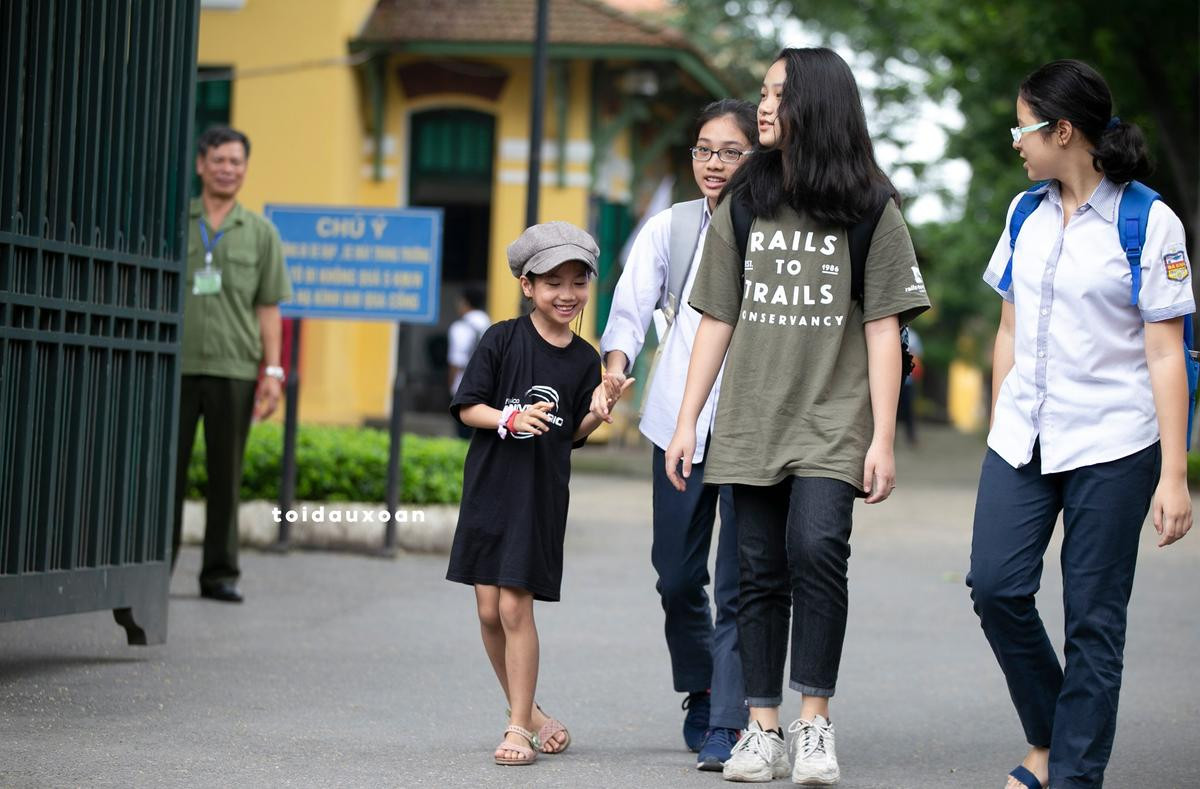 Rung rinh với hình ảnh bé gái nhảy cẫng lên vui mừng rồi chạy đến nắm tay chị gái vừa bước ra cổng trường sau buổi thi Ảnh 2