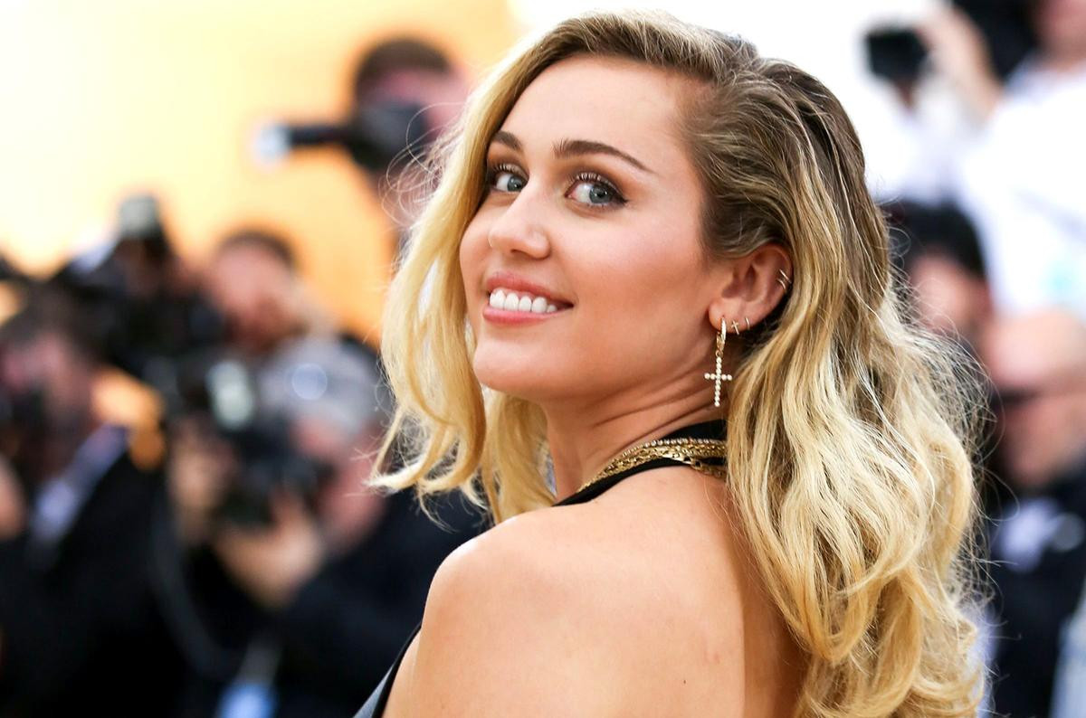 Sau khoảnh khắc đáng sợ bị cưỡng hôn, giật tóc: Fan hả hê vì cuối cùng Miley Cyrus cũng đã lên tiếng cực gắt! Ảnh 2