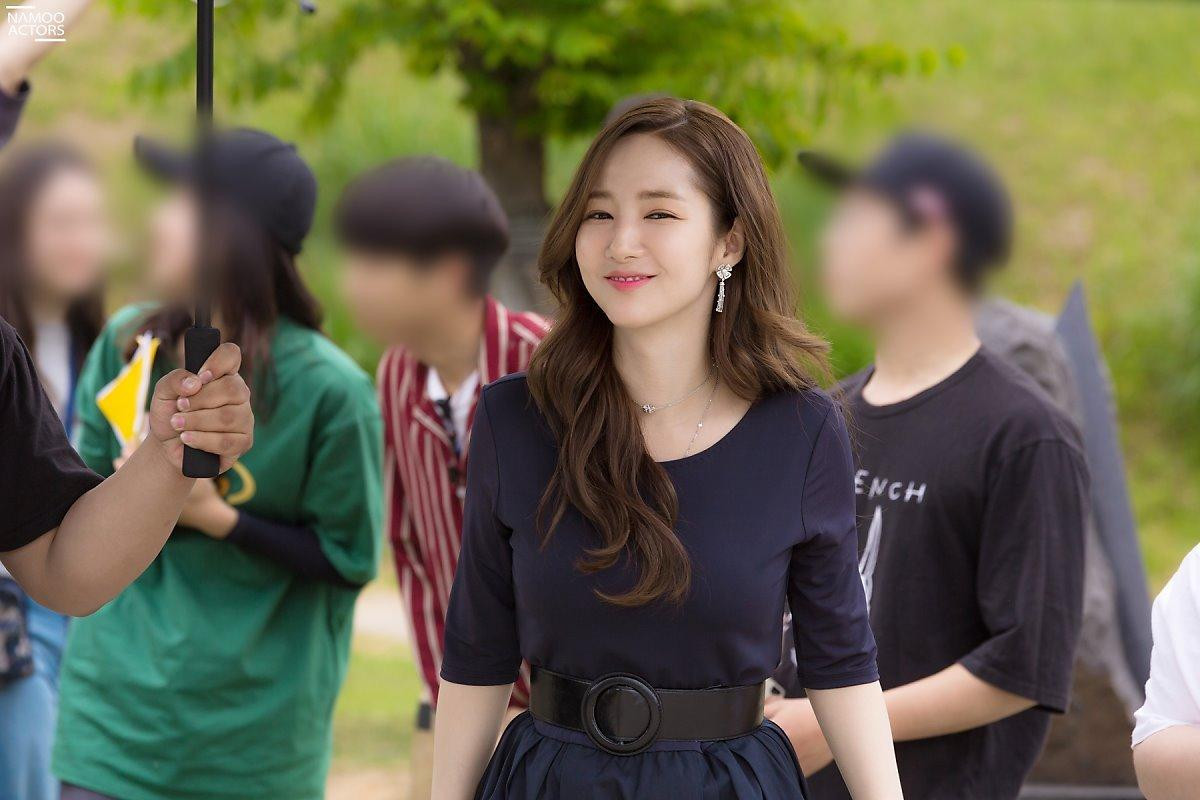 Bộ ảnh hậu trường đẹp không tì vết của Park Min Young trong tập cuối phim 'Bí mật nàng fangirl' Ảnh 34