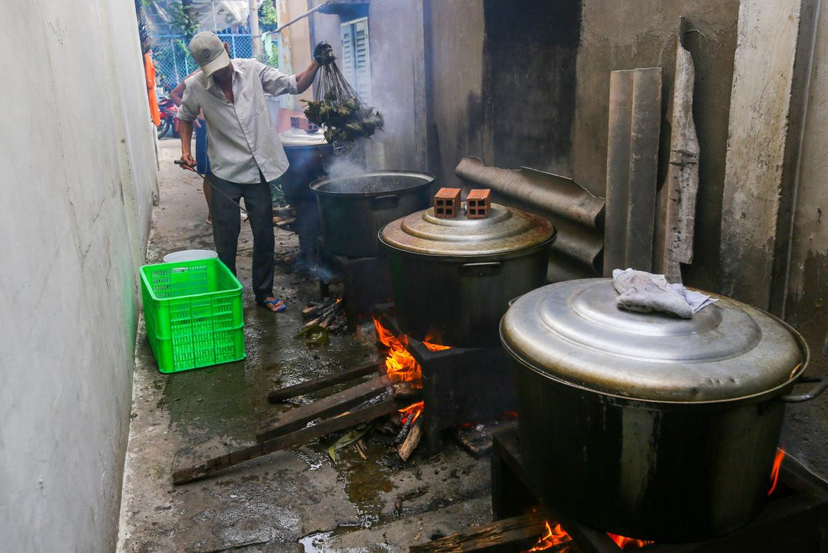 Xóm hơn 50 năm làm bánh ú lá tre ngày Tết Đoan Ngọ ở Sài Gòn Ảnh 9