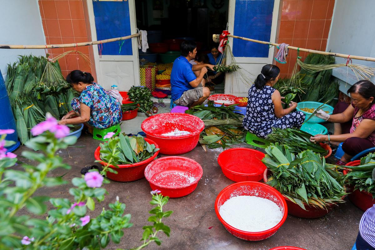 Xóm hơn 50 năm làm bánh ú lá tre ngày Tết Đoan Ngọ ở Sài Gòn Ảnh 1