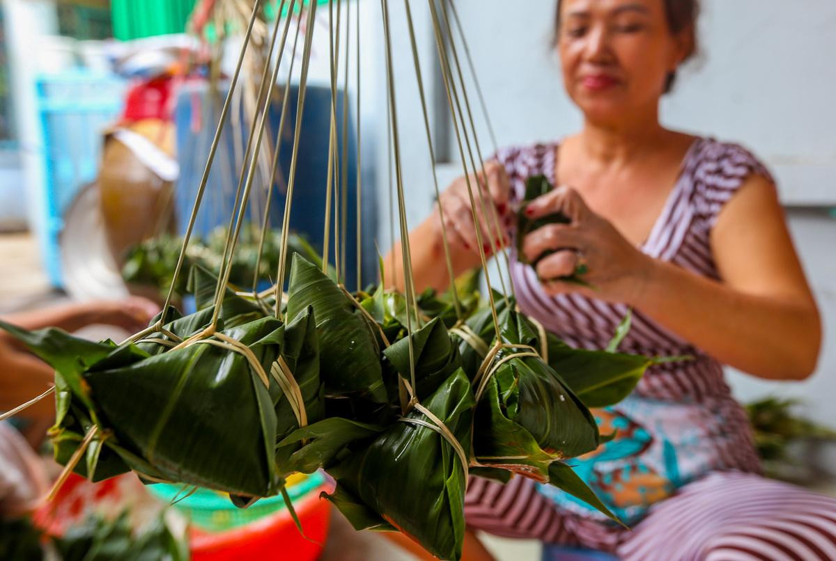 Xóm hơn 50 năm làm bánh ú lá tre ngày Tết Đoan Ngọ ở Sài Gòn Ảnh 7