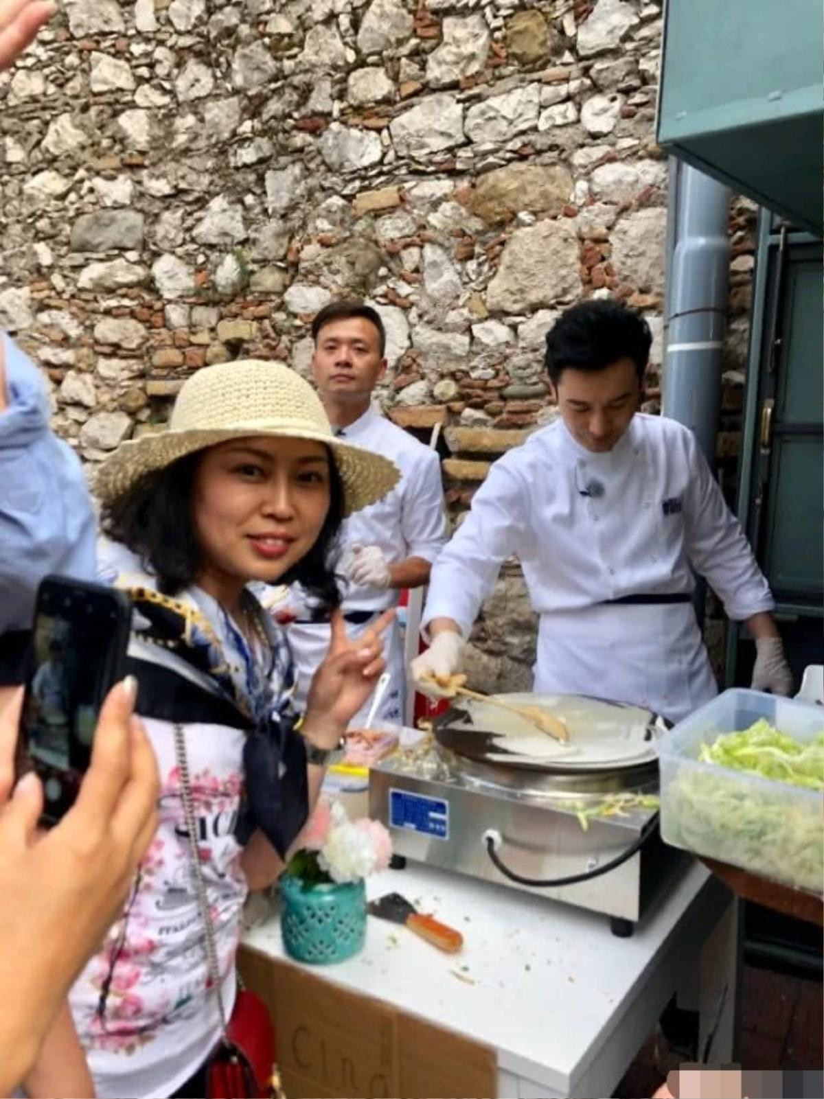 Nhà hàng Trung Hoa mùa 3 ghi hình: Huỳnh Hiểu Minh đứng bên đường làm bánh, Vương Tuấn Khải và Dương Tử tranh nhau giúp đỡ Ảnh 9