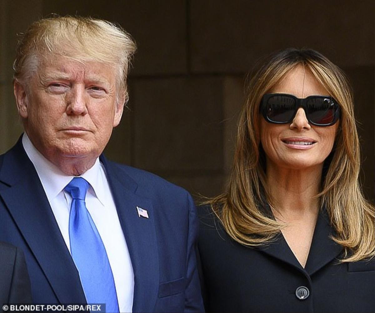 Bà Melania Trump bị chỉ trích 'thiếu tôn trọng và thô lỗ' vì đeo kính râm không đúng chỗ Ảnh 1