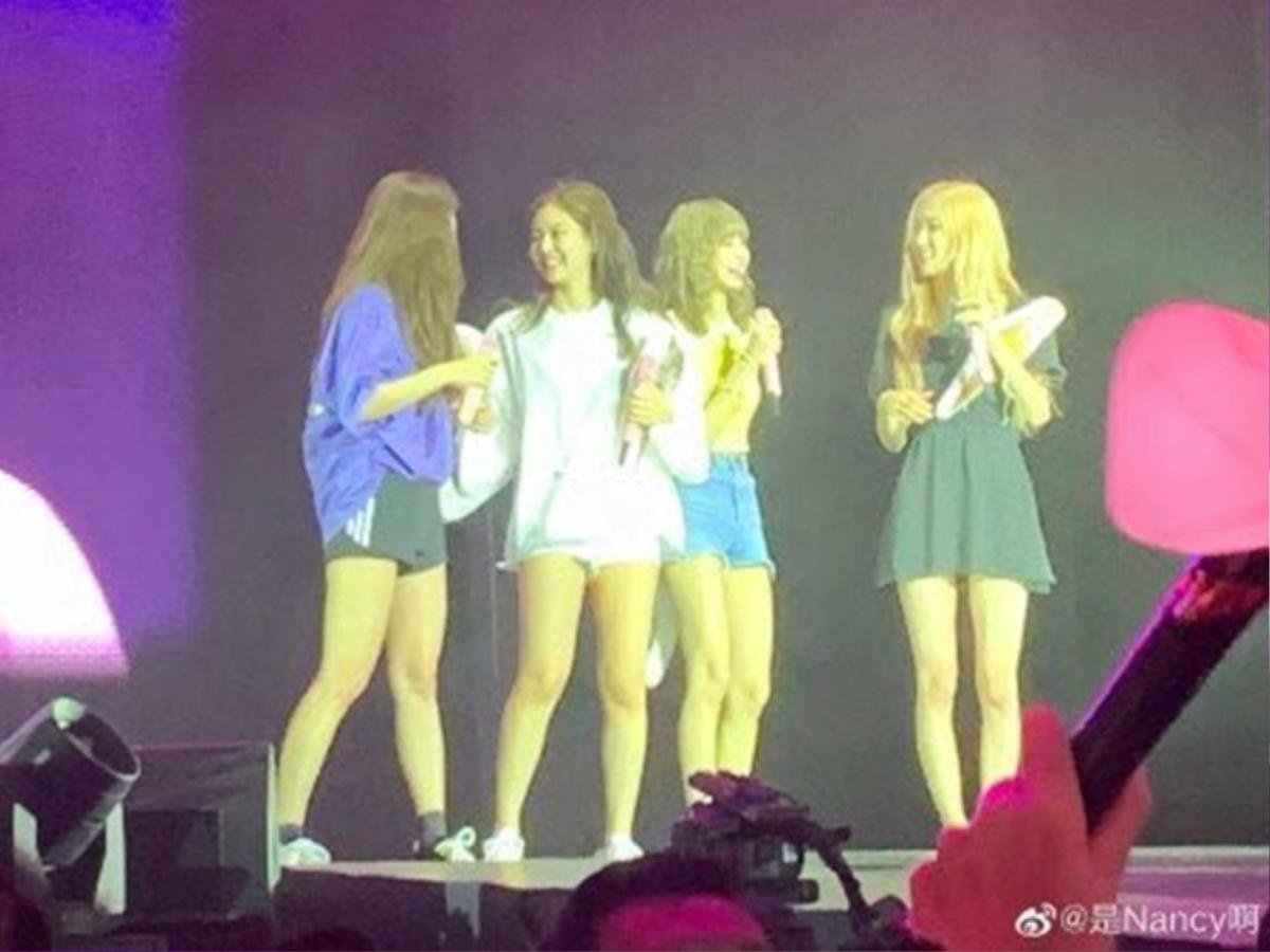 Concert BlackPink tại Macao: Sức khỏe báo động, Jennie buộc phải rời sân khấu giữa concert, không tham gia biểu diễn encore Ảnh 1