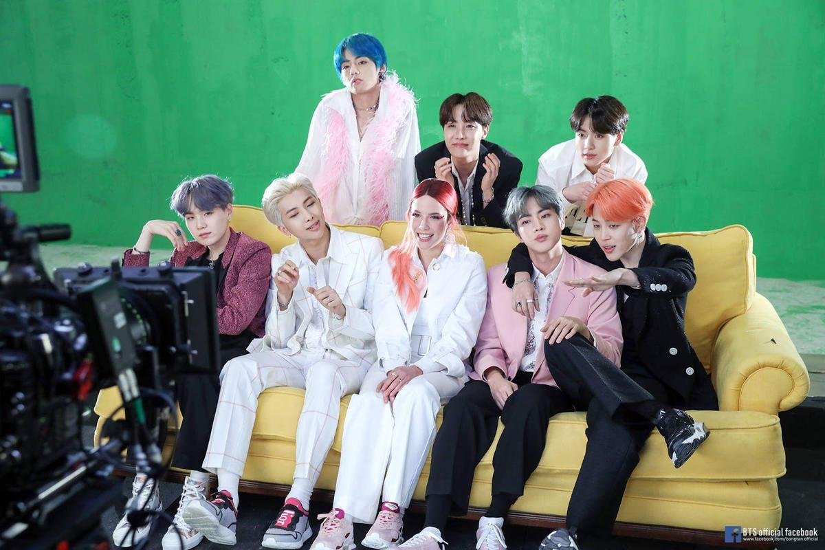 Halsey bất ngờ xuất hiện trong concert của BTS ở Paris Ảnh 2